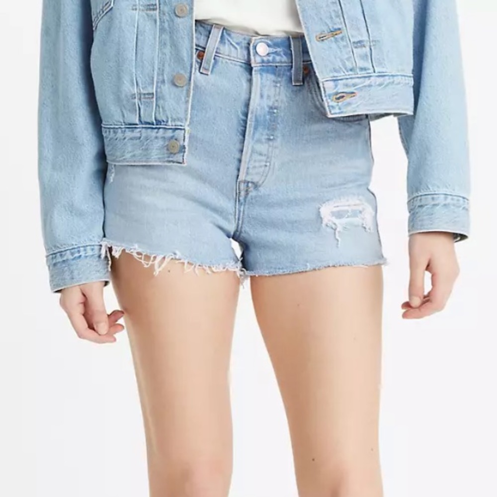 Levi’s Ribcage High Waisted Denim Shorts LIKE NEW